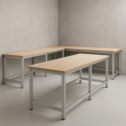 Modularer Arbeitstisch aus 30x30 Aluprofilen, geeignet für mittlere bis schwere Belastunge